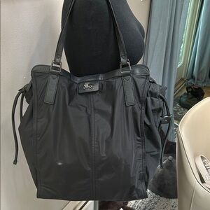 Burberry ❤️🤍🖤 Black Tote Bag (EUC)